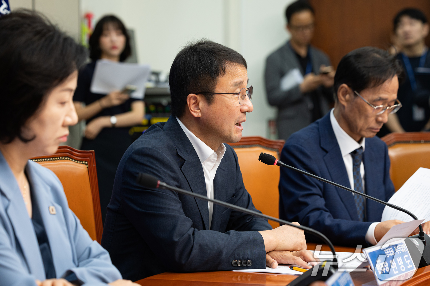 (서울=뉴스1) 유승관 기자 = 한병도 더불어민주당 당대표 직무대행 겸 원내대표가 11일 서울 여의도 국회에서 열린 중앙위원회의에서 인사말을 하고 있다. 2026.8.11/뉴스1