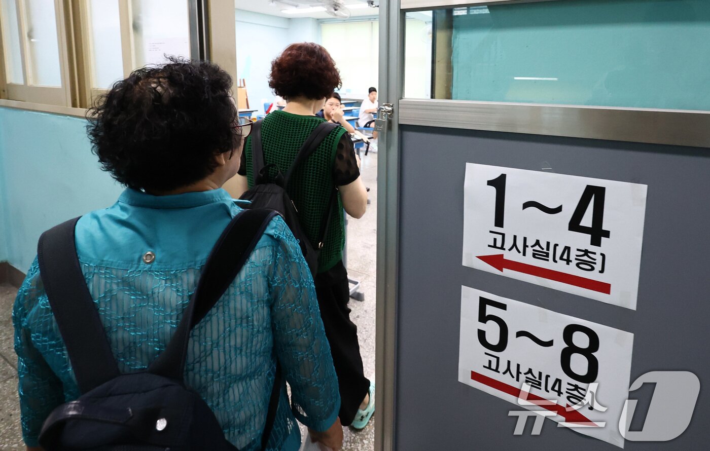 본문 이미지 - 11일 오전 서울 용산구 선린중학교에 마련된 2025년도 제2회 초등학교 졸업학력 검정고시 고사장에서 수험생들이 고사장으로 향하고 있다. 2026.8.11 ⓒ 뉴스1 최지환 기자