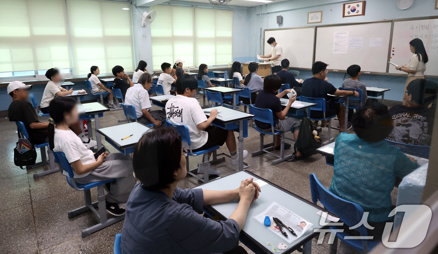 (서울=뉴스1) 최지환 기자 = 11일 오전 서울 용산구 선린중학교에 마련된 2025년도 제2회 초등학교 졸업학력 검정고시 고사장에서 수험생들이 시험 시작을 기다리고 있다. 202 …