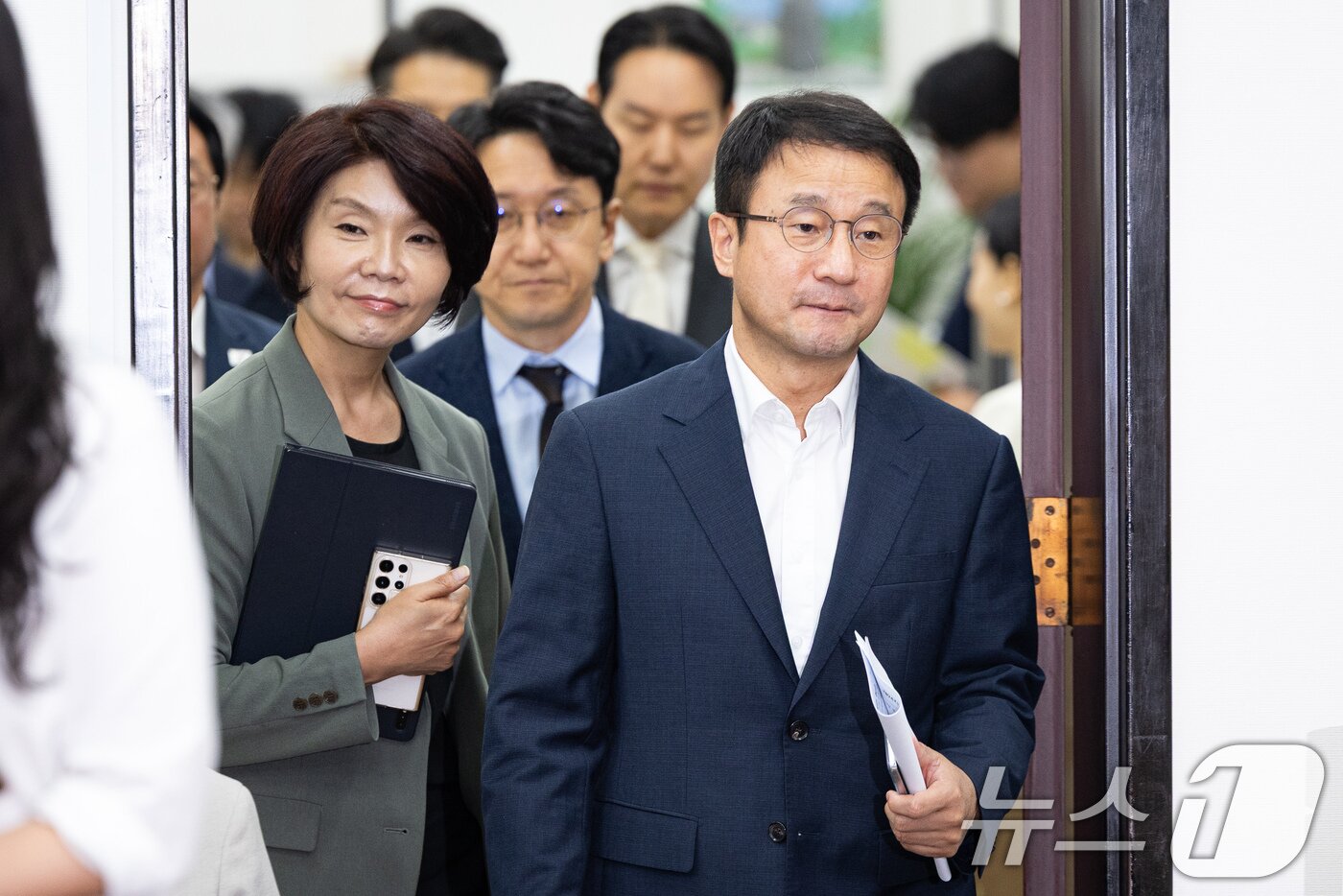 본문 이미지 - 한병도 더불어민주당 당대표 직무대행 겸 원내대표와 한정애 정책위의장이 11일 서울 여의도 국회에서 열린 원내대책회의에 참석하고 있다. 2026.8.11 ⓒ 뉴스1 유승관 기자