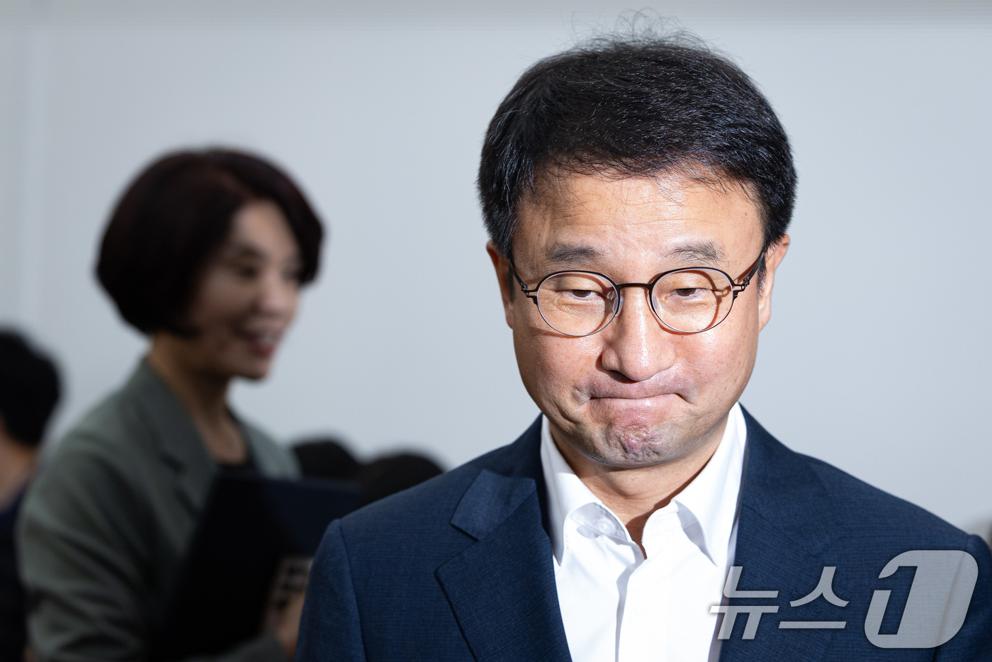(서울=뉴스1) 유승관 기자 = 한병도 더불어민주당 당대표 직무대행 겸 원내대표와 한정애 정책위의장이 11일 서울 여의도 국회에서 열린 원내대책회의에 참석하고 있다. 2026.8. …