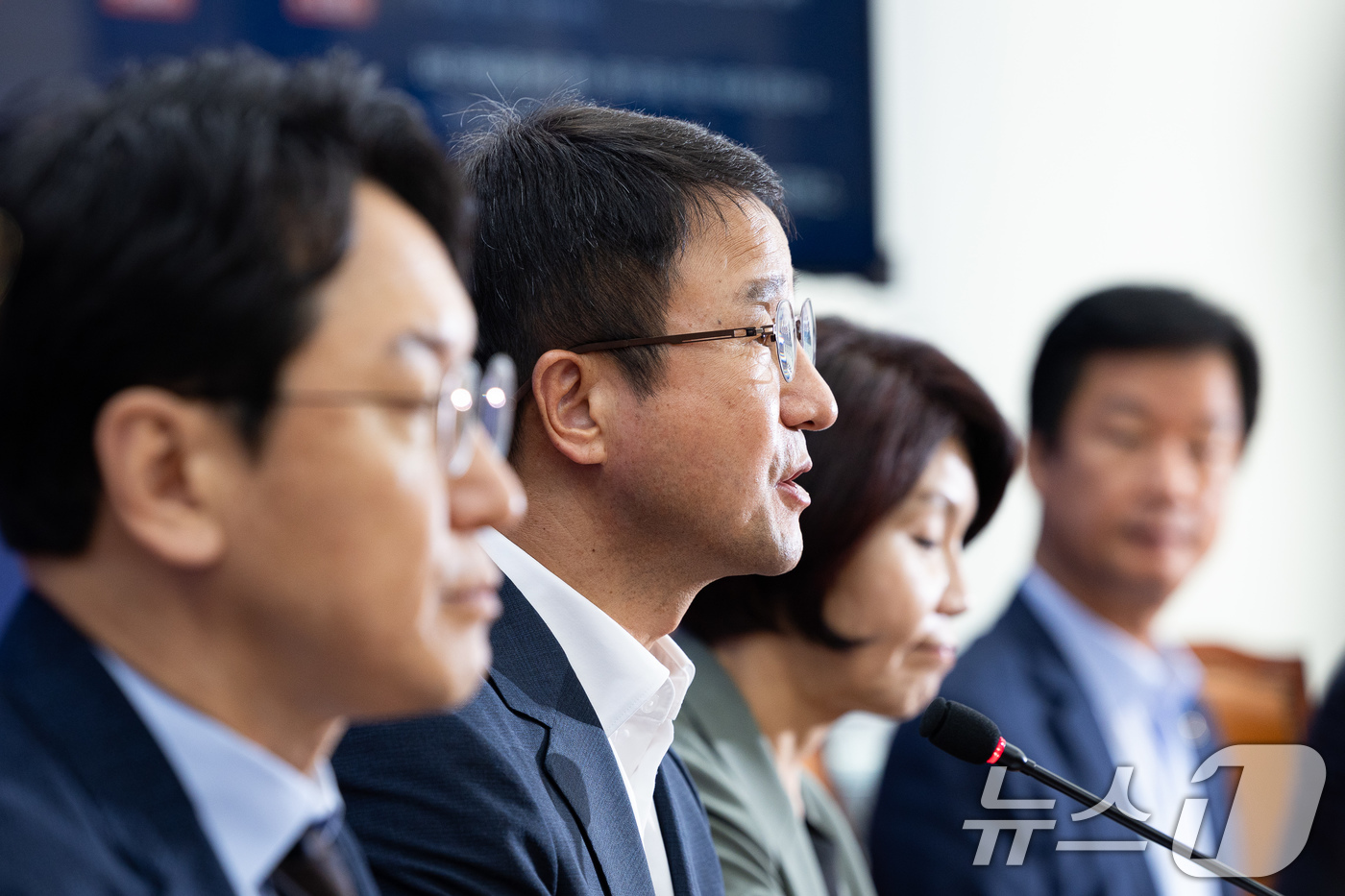 (서울=뉴스1) 유승관 기자 = 한병도 더불어민주당 당대표 직무대행 겸 원내대표가 11일 서울 여의도 국회에서 열린 원내대책회의에서 모두 발언을 하고 있다. 2026.8.11/뉴스 …