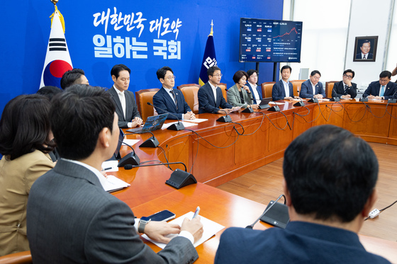 與 "野, 이제와서 송파 재검표 미뤄…선관위 개혁 정략적 이용"