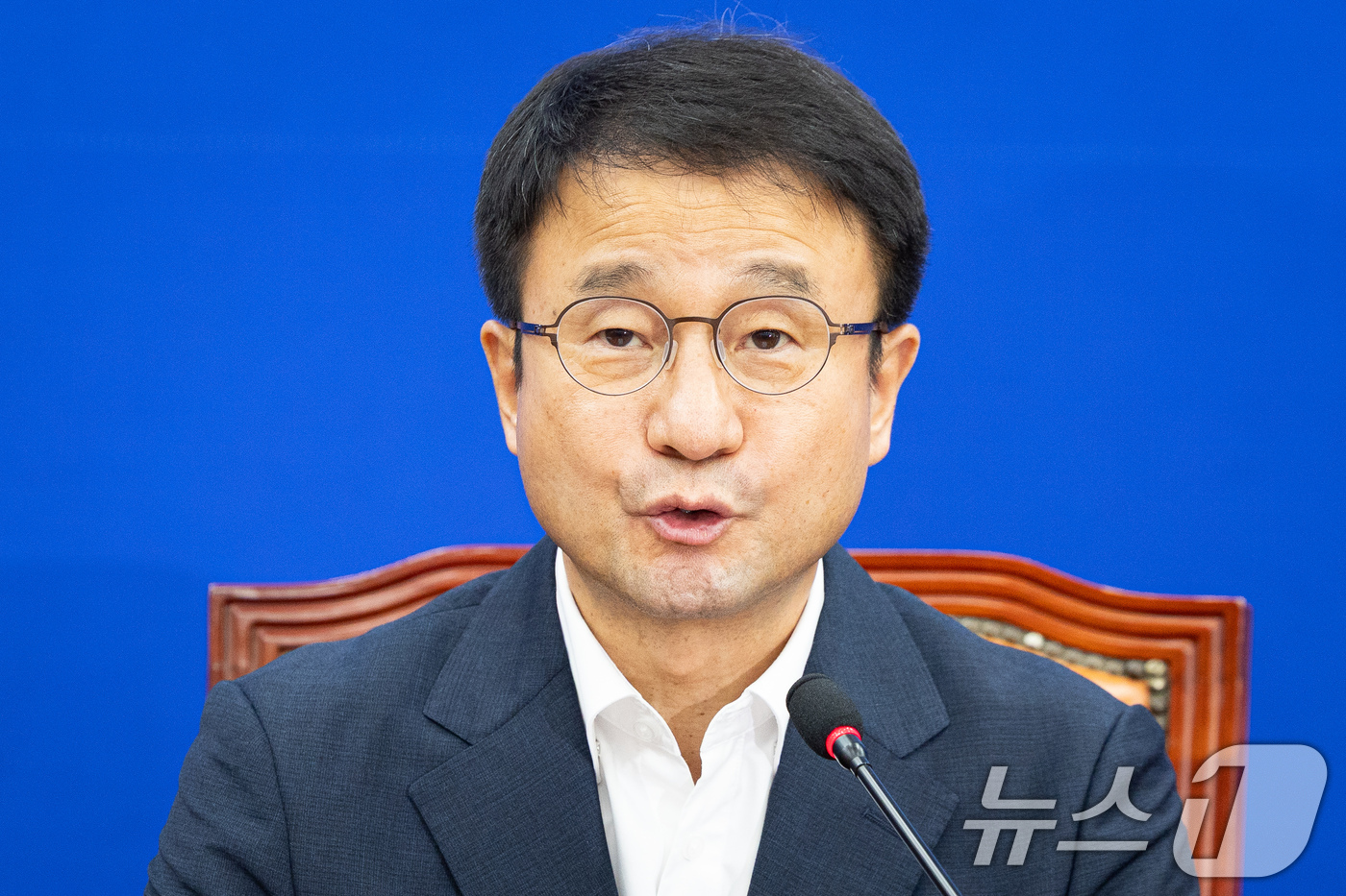 (서울=뉴스1) 유승관 기자 = 한병도 더불어민주당 당대표 직무대행 겸 원내대표가 11일 서울 여의도 국회에서 열린 원내대책회의에서 모두 발언을 하고 있다. 2026.8.11/뉴스 …