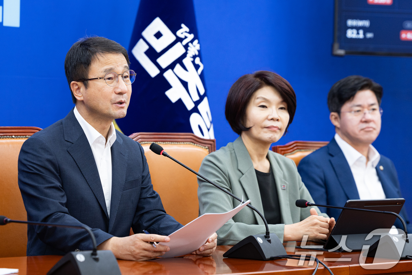 (서울=뉴스1) 유승관 기자 = 한병도 더불어민주당 당대표 직무대행 겸 원내대표가 11일 서울 여의도 국회에서 열린 원내대책회의에서 모두 발언을 하고 있다. 2026.8.11/뉴스 …