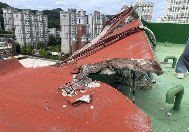 노후 아파트 난간 붕괴사고에 지자체 정밀안전진단 명령