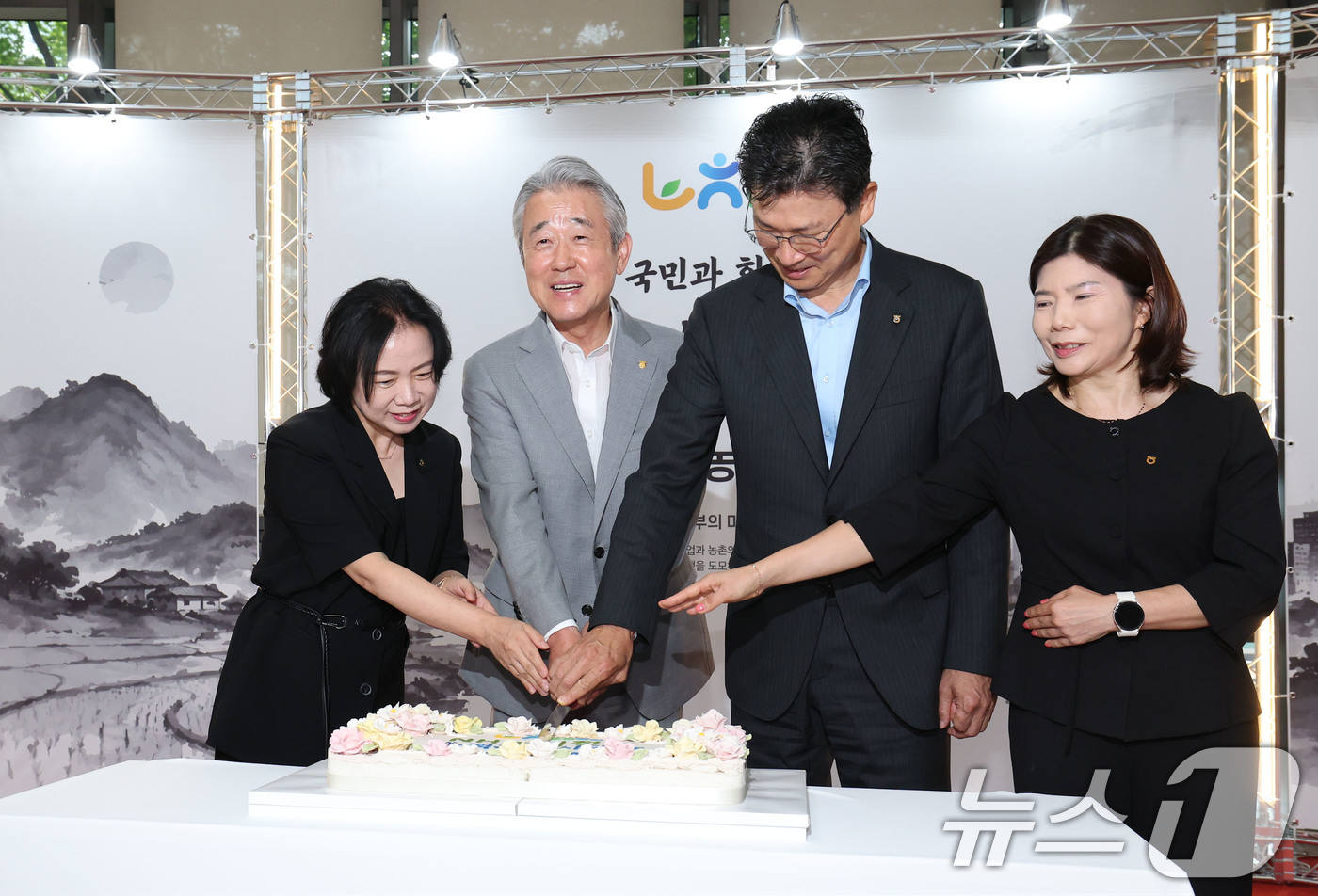 (서울=뉴스1) 이종수 기자 = 11일 오전 서울 중구 농협은행 본점에서 열린 NH농심천심 예·적금 신상품 출시 기념 가입행사에서 강호동 농협중앙회장과 참석자들이 기념 케이크를 자 …