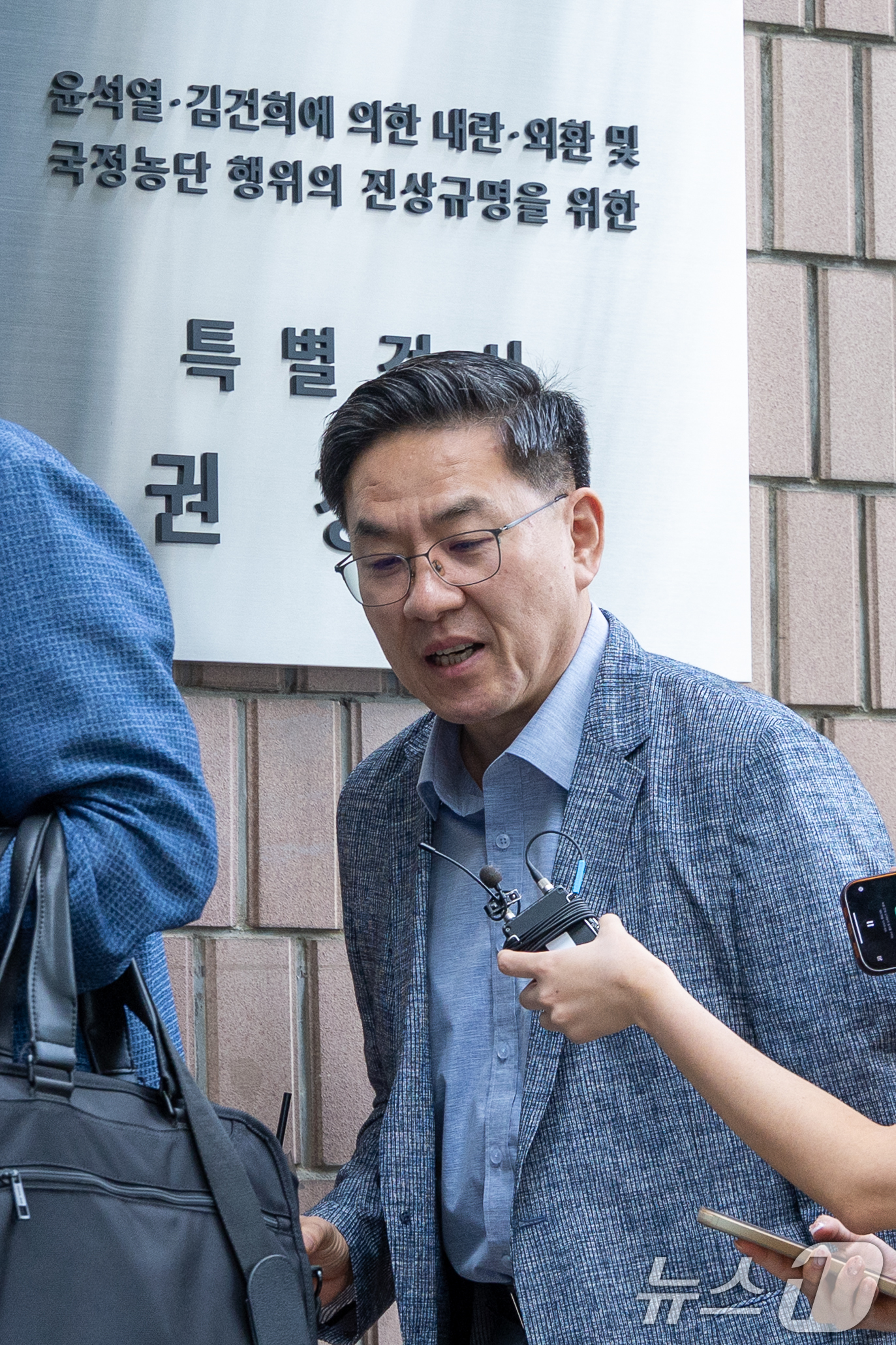(서울=뉴스1) 안은나 기자 = 이진우 전 수도방위사령부 사령관이 11일 오전 경기 과천시 2차 종합특검팀 사무실에서 수방사 내 대테러 조직으로 알려진 '수호신 TF'(태스크포스) …