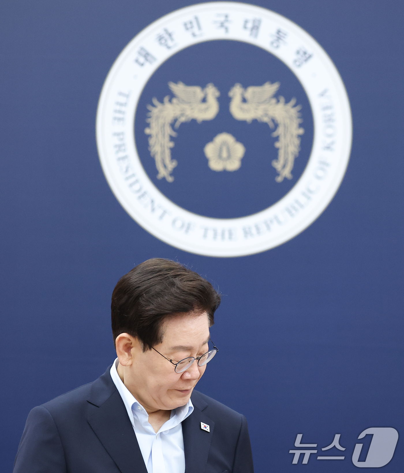 (세종=뉴스1) 허경 기자 = 이재명 대통령이 11일 정부세종청사에서 열린 국무회의에 입장하고 있다. (청와대통신사진기자단) 2026.8.11/뉴스1