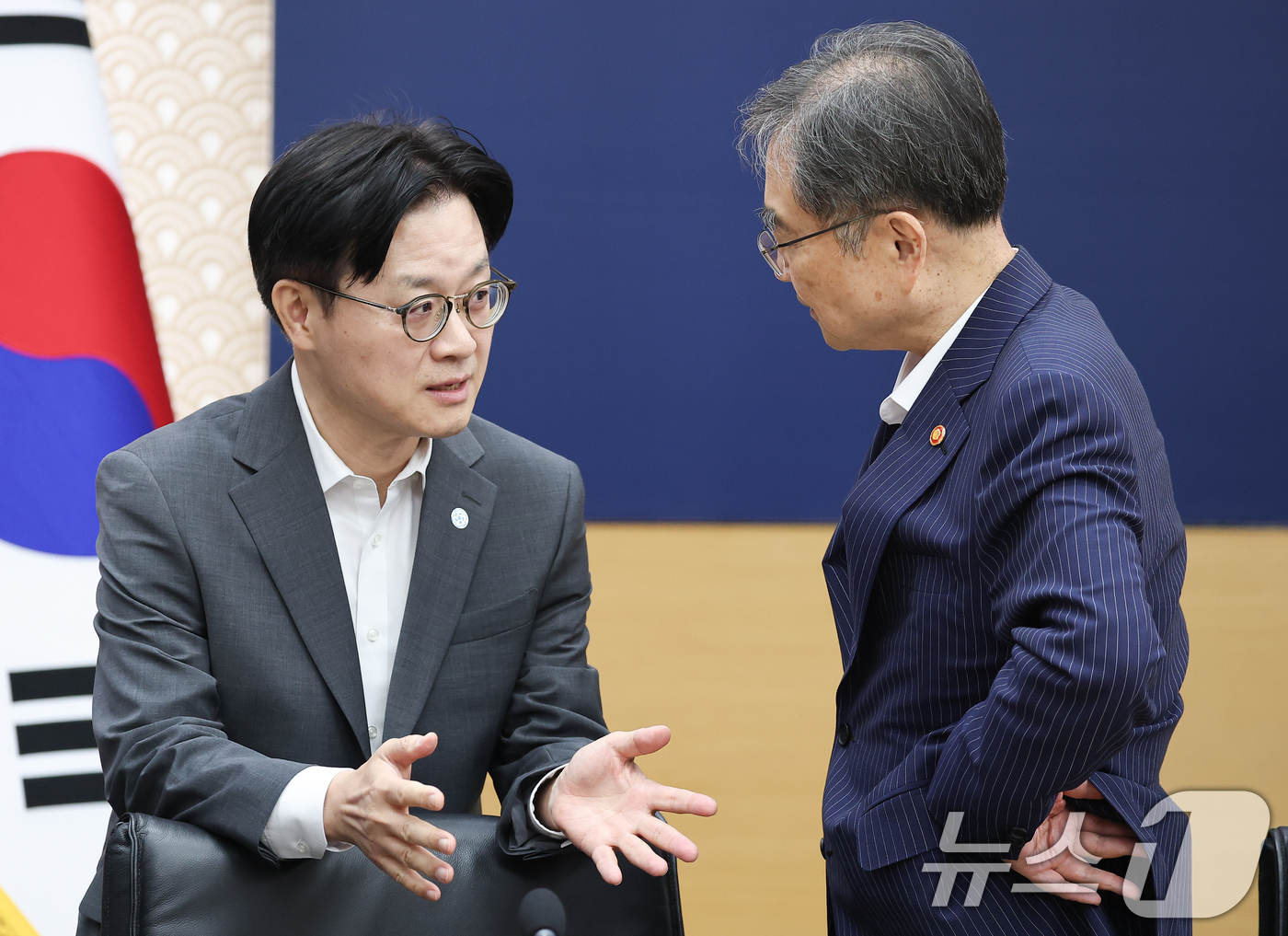 (세종=뉴스1) 허경 기자 = 김정관 산업통상부 장관과 조현 외교부 장관이 11일 정부세종청사에서 열린 국무회의에서 대화하고 있다. (청와대통신사진기자단) 2026.8.11/뉴스1 …