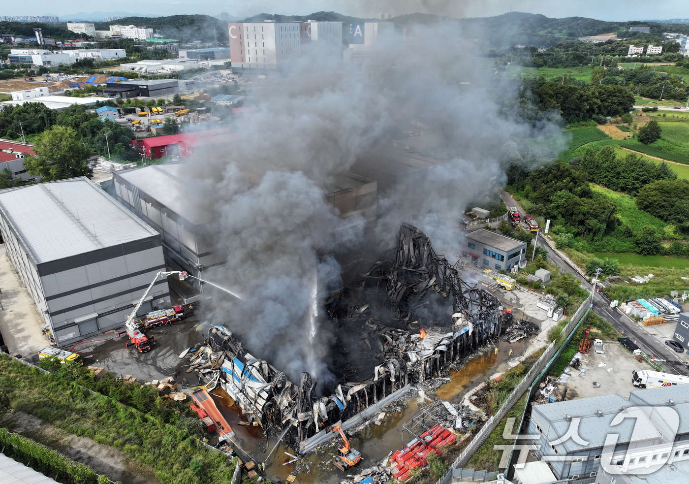 (평택=뉴스1) 구윤성 기자 = 11일 경기 평택시 청북읍 토진리의 한 위험물질 보관창고에서 화재가 발생해 출동한 소방대원들이 진화작업을 하고 있다. 2026.8.11/뉴스1