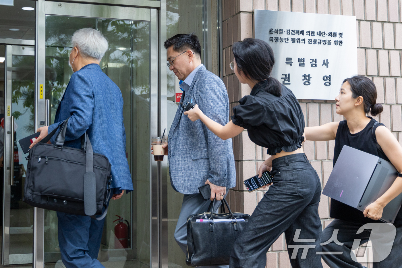 (서울=뉴스1) 안은나 기자 = 이진우 전 수도방위사령부 사령관이 11일 오전 경기 과천시 2차 종합특검팀 사무실에서 수방사 내 대테러 조직으로 알려진 '수호신 TF'(태스크포스) …