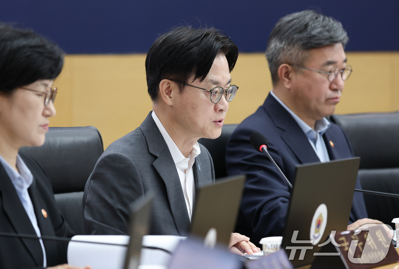 (세종=뉴스1) 허경 기자 = 김정관 산업통상부 장관이 11일 정부세종청사에서 열린 국무회의에서 보고하고 있다. (청와대통신사진기자단) 2026.8.11/뉴스1