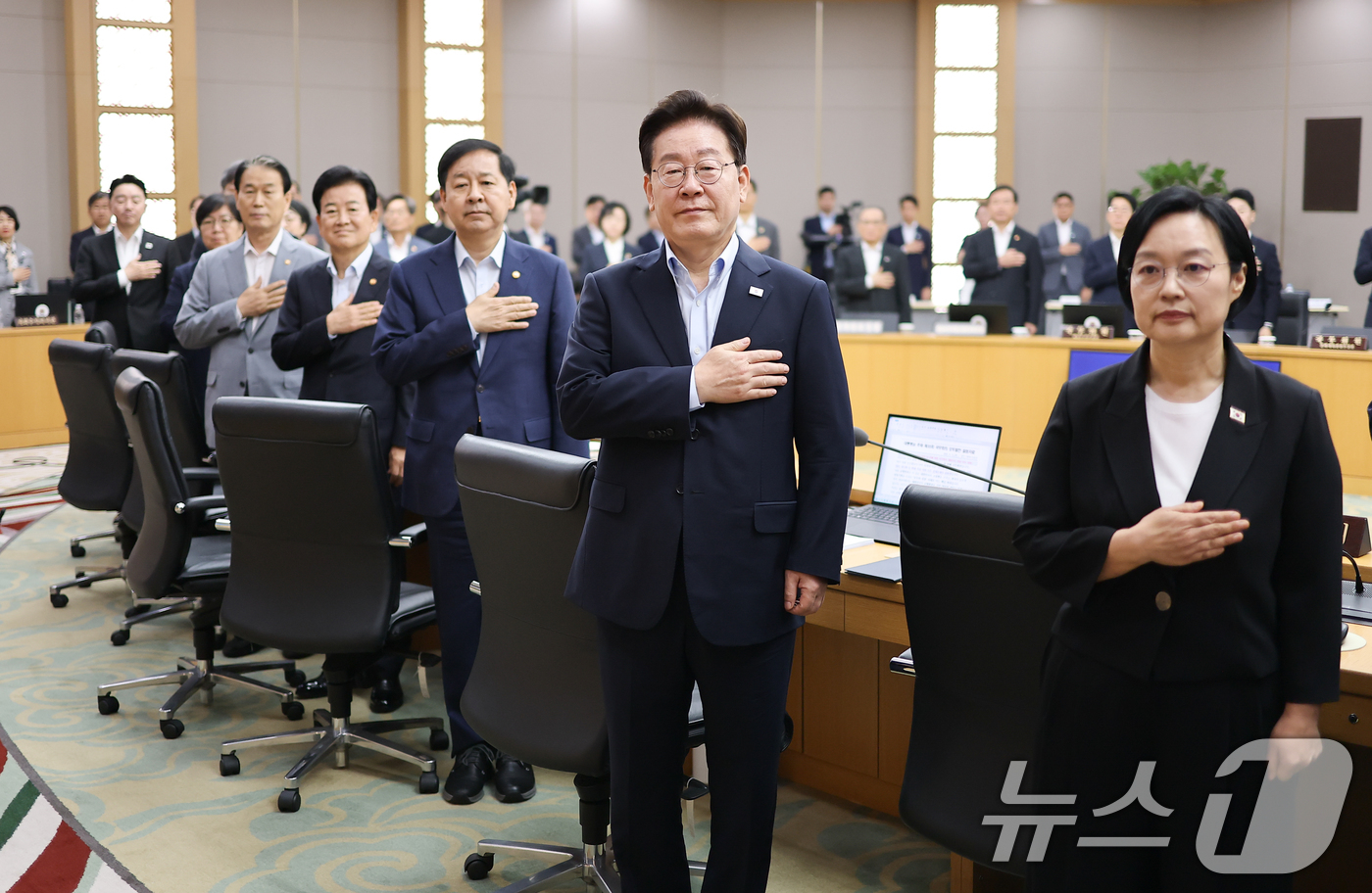 (세종=뉴스1) 허경 기자 = 이재명 대통령이 11일 정부세종청사에서 열린 국무회의에서 국민의례를 하고 있다. (청와대통신사진기자단) 2026.8.11/뉴스1