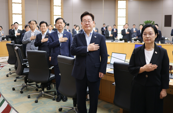 국민의례하는 이재며 대통령