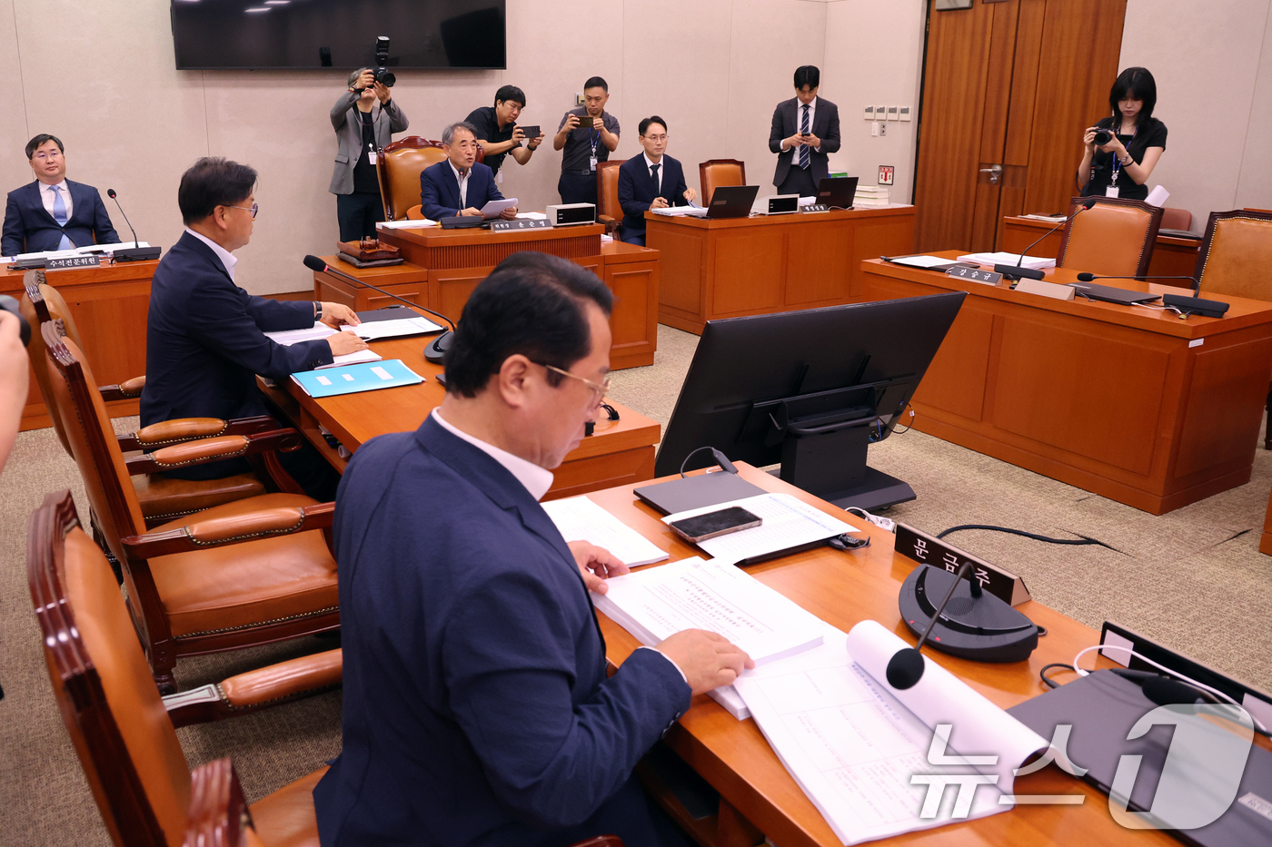(서울=뉴스1) 황기선 기자 = 윤준병 소위원장이 11일 오전 서울 여의도 국회에서 열린 농림축산식품해양수산위원회 농림축산식품법안심사소위원회에서 발언을 하고 있다.  2026.8. …