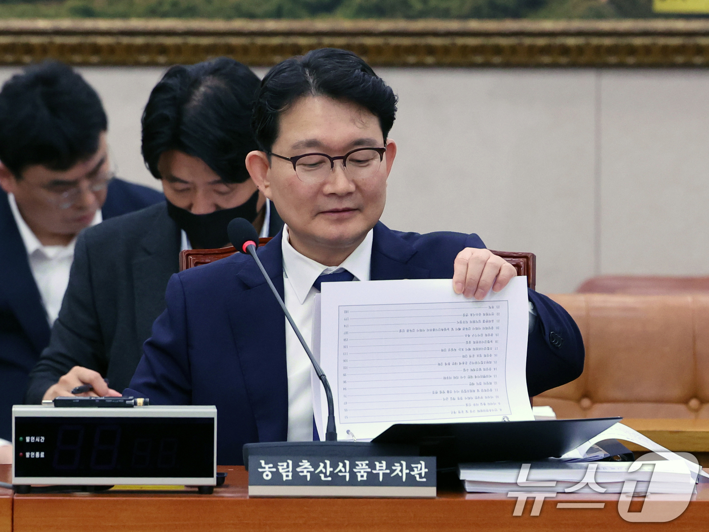 (서울=뉴스1) 황기선 기자 = 김종구 농림축산식품부 차관이 11일 오전 서울 여의도 국회에서 열린 농림축산식품해양수산위원회 농림축산식품법안심사소위원회에서 자료를 살펴보고 있다. …