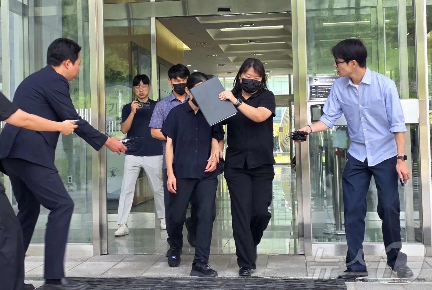 (천안=뉴스1) 이시우 기자 = 11일 자신의 외손자를 학대해 숨지게 한 혐의를 받고 있는 외할머니 A씨가 구속영장 실질심사를 받기 위해 천안시 대전지법 천안지원으로 들어가고 있다 …