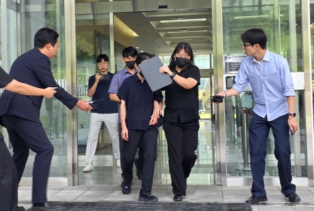구속영장 심사 출석하는 외할머니