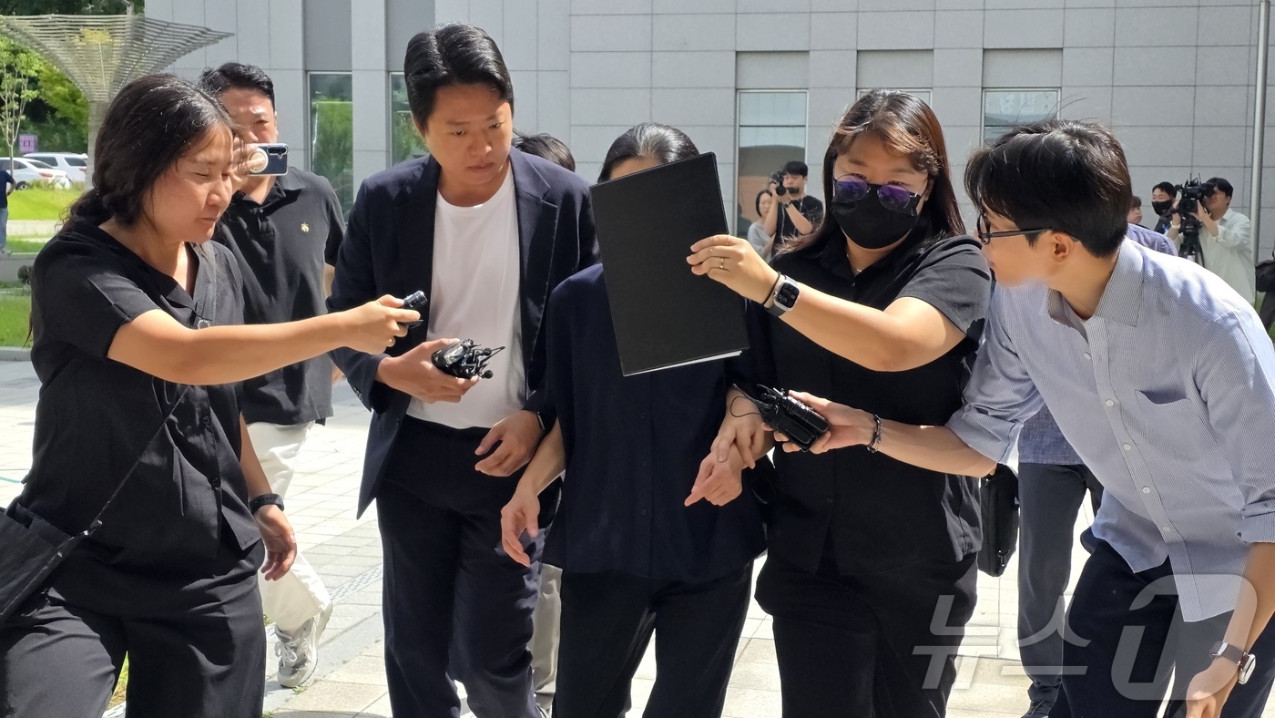 (천안=뉴스1) 이시우 기자 = 11일 자신의 외손자를 학대해 숨지게 한 혐의를 받고 있는 외할머니 A씨가 구속영장 실질심사를 받기 위해 대전지법 천안지원으로 들어가고 있다.  2 …