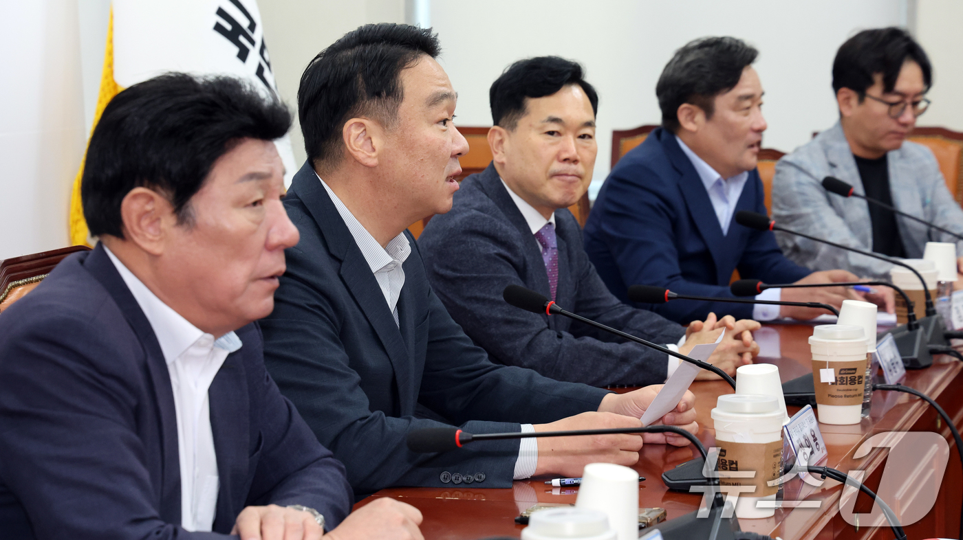 (서울=뉴스1) 황기선 기자 = 정희용 선출직 공직자 평가혁신 TF 위원장이 11일 오전 서울 여의도 국회에서 열린 '선출직 공직자 평가혁신 TF 2차 회의'에서 인사말을 하고 있 …