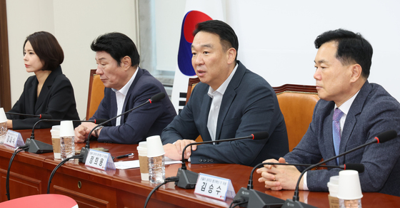 국힘, 당협위원장 전원 당원투표 선출 검토…"현역에 절대적 유리"