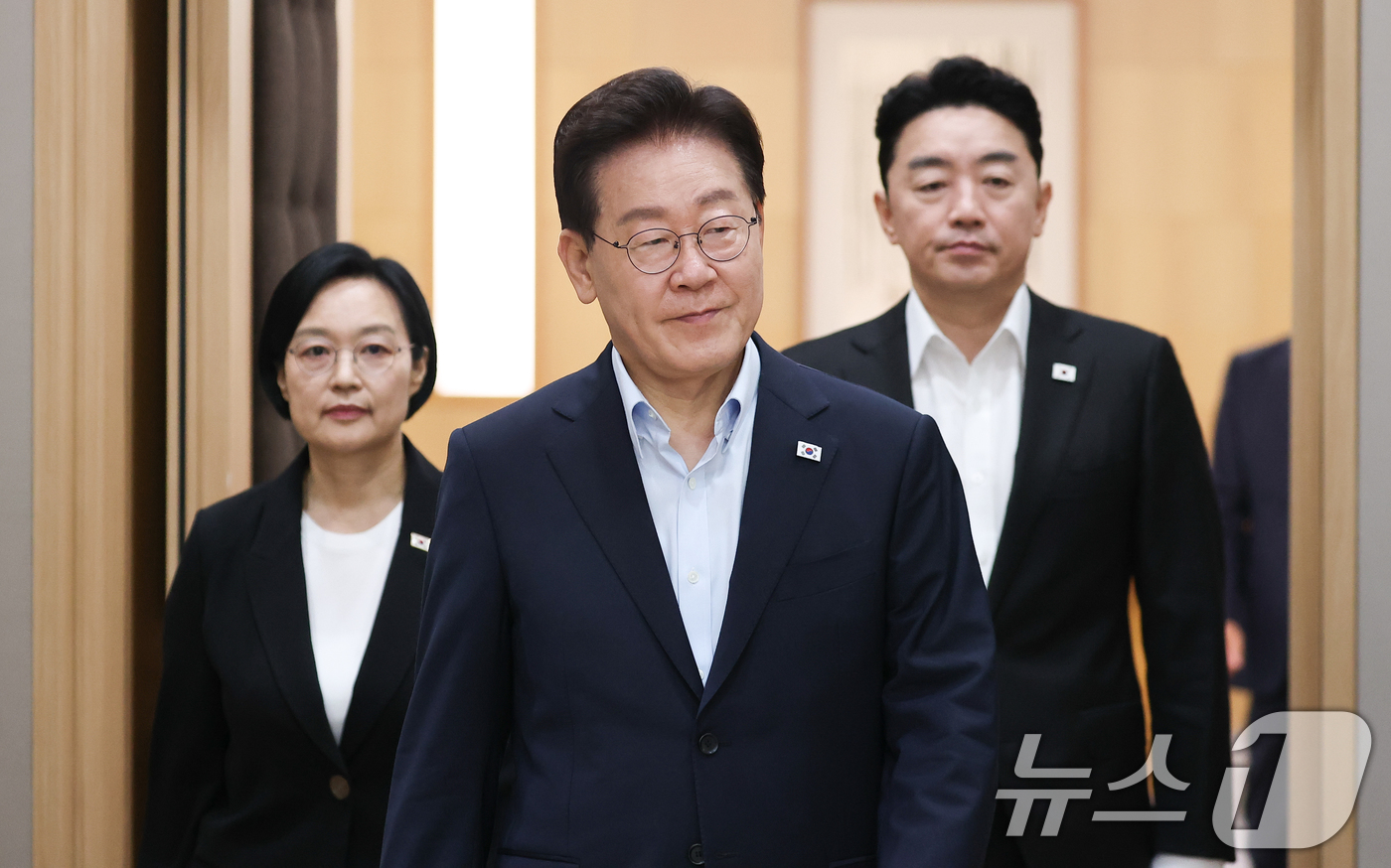 (세종=뉴스1) 허경 기자 = 이재명 대통령이 11일 정부세종청사에서 열린 국무회의에 입장하고 있다. (청와대통신사진기자단) 2026.8.11/뉴스1