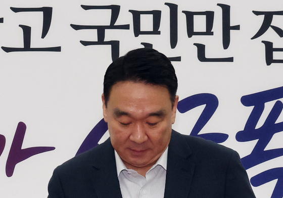 회의 참석하는 정희용 위원장