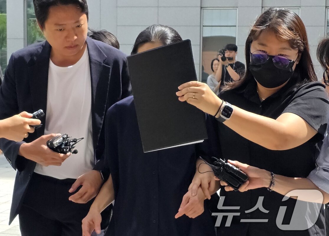 본문 이미지 - 11일 자신의 외손자를 학대해 숨지게 한 혐의를 받고 있는 외할머니 A씨가 구속영장 실질심사를 받기 위해 천안시 대전지법 천안지원으로 들어가고 있다. 2026.8.11 ⓒ 뉴스1 이시우 기자