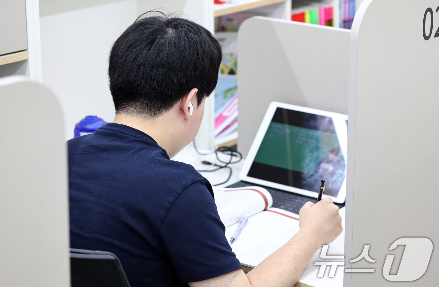 본문 이미지 - 2027학년도 대학수학능력시험이 100일 앞으로 다가온 11일 오전 서울 강남구 이투스247학원 대치점에서 수험생들이 공부에 집중하고 있다. 2026.8.11 ⓒ 뉴스1 최지환 기자