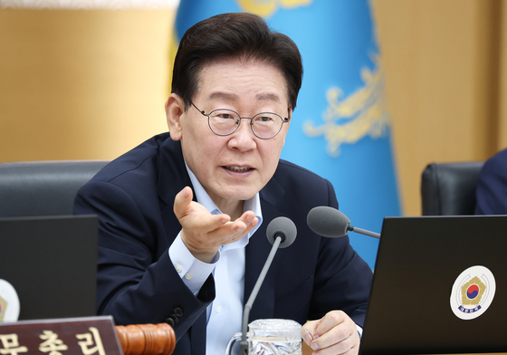 李대통령 "과거 밀실 행정과 다른 민주적 과정"…엇박자 지적 반박