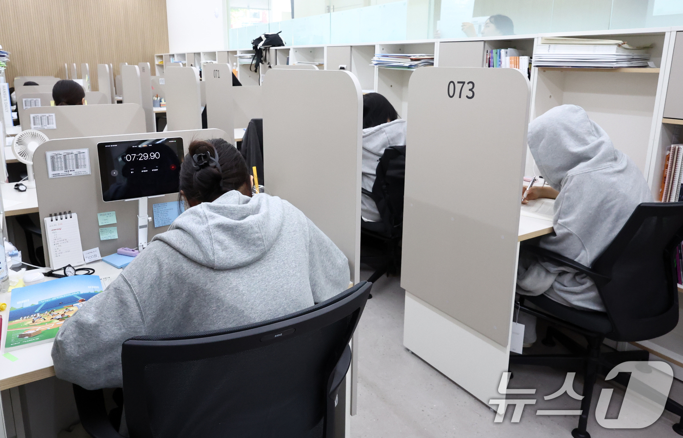 (서울=뉴스1) 최지환 기자 = 2027학년도 대학수학능력시험이 100일 앞으로 다가온 11일 오전 서울 강남구 이투스247학원 대치점에서 수험생들이 공부에 집중하고 있다. 202 …