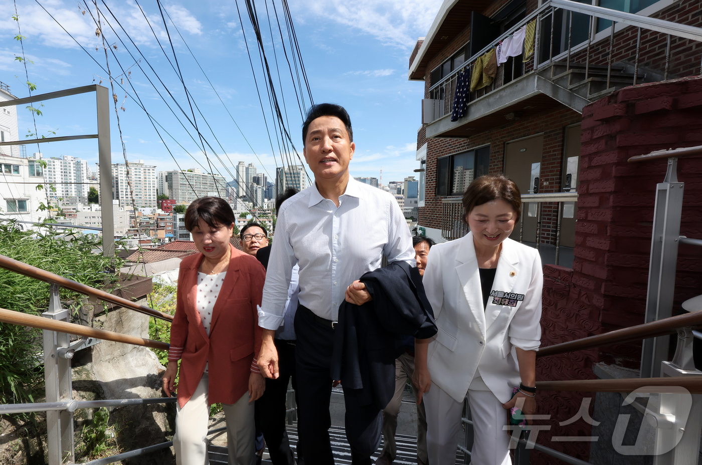 (서울=뉴스1) 김진환 기자 = 오세훈 서울시장이 11일 서울 용산구 서계·청파동 정비사업 현장을 찾아 최유희 서울시의회 의원 등 관계자들과 점검을 하고 있다. 2026.8.11/ …