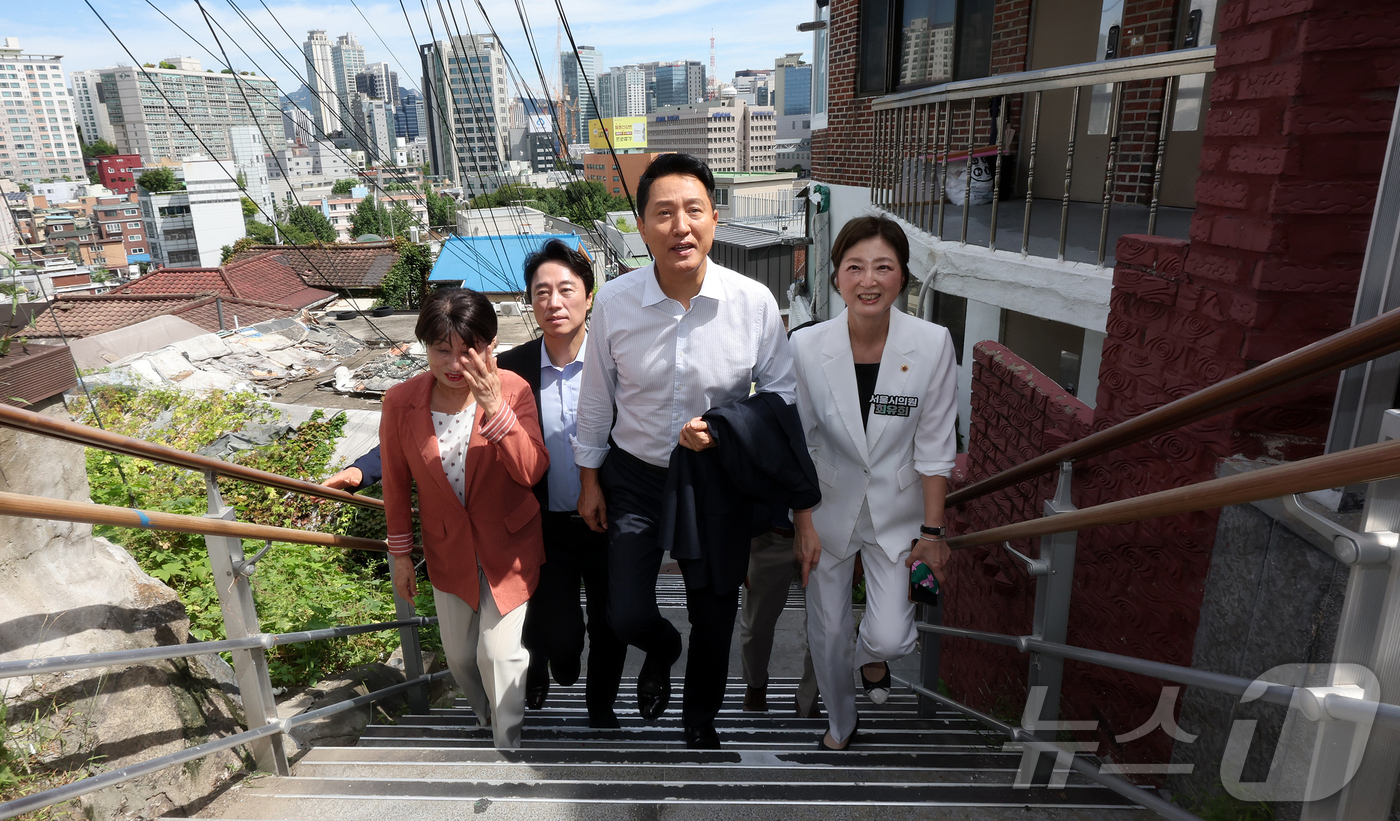 (서울=뉴스1) 김진환 기자 = 오세훈 서울시장이 11일 서울 용산구 서계·청파동 정비사업 현장을 찾아 김경대 용산구청장, 최유희 서울시의회 의원 등 관계자들과 점검을 하고 있다. …