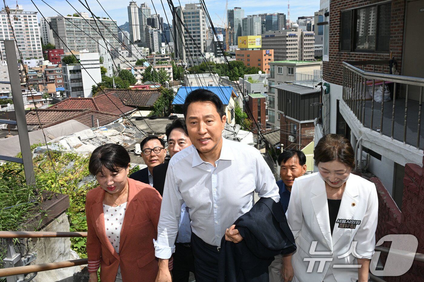 본문 이미지 - 오세훈 서울시장이 신속통합기획 재개발과 모아타운 등 주민이 선택한 민간정비사업이 추진 중인 서울 용산구 서계·청파동 일대를 둘러보고 있다. (공동취재) 2026.8.11 ⓒ 뉴스1 김진환 기자