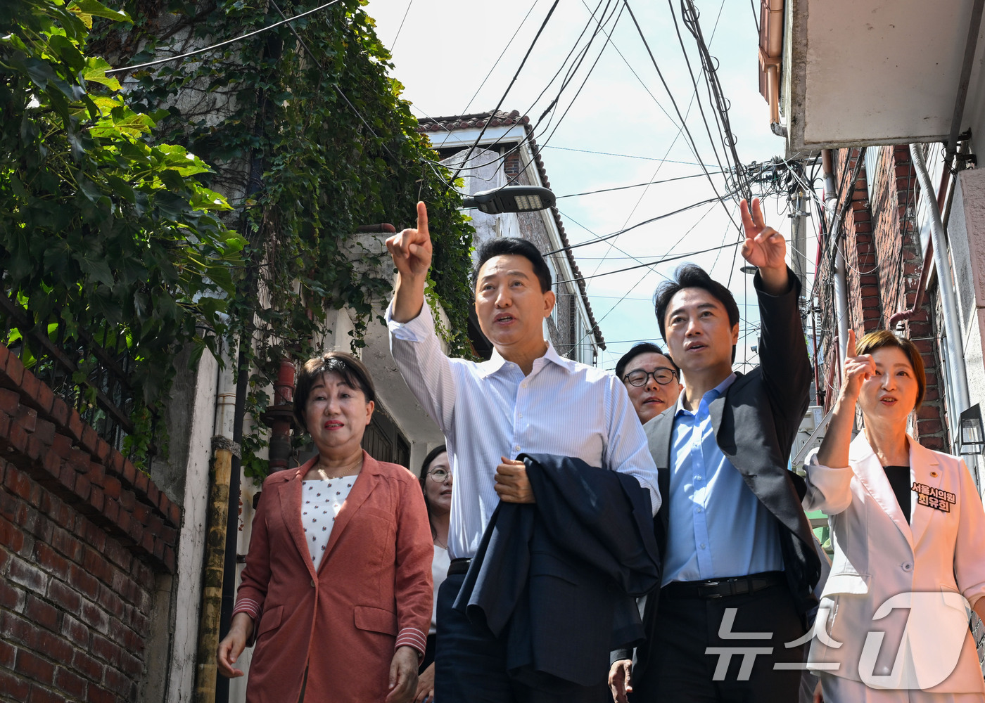 (서울=뉴스1) 김진환 기자 = 오세훈 서울시장이 11일 민간정비사업이 추진 중인 서울 용산구 서계·청파동 일대를 점검하고 있다. (공동취재) 2026.8.11/뉴스1