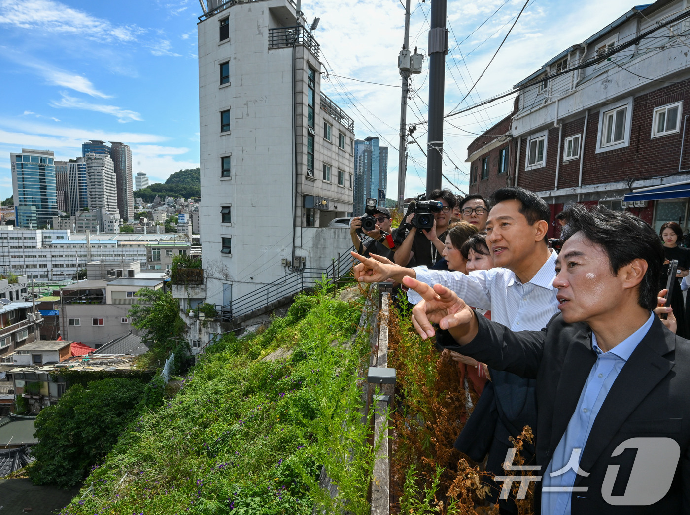 (서울=뉴스1) 김진환 기자 = 오세훈 서울시장이 11일 민간정비사업이 추진 중인 서울 용산구 서계·청파동 일대를 점검하고 있다. (공동취재) 2026.8.11/뉴스1