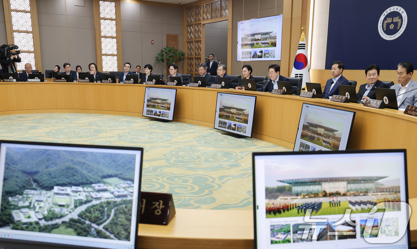 (세종=뉴스1) 허경 기자 = 이재명 대통령이 11일 정부세종청사에서 열린 국무회의에서 대통령 세종 집무실 건립 및 국가 상징 구역 조성 현황 계획을 보고 받고 있다. (청와대통신 …