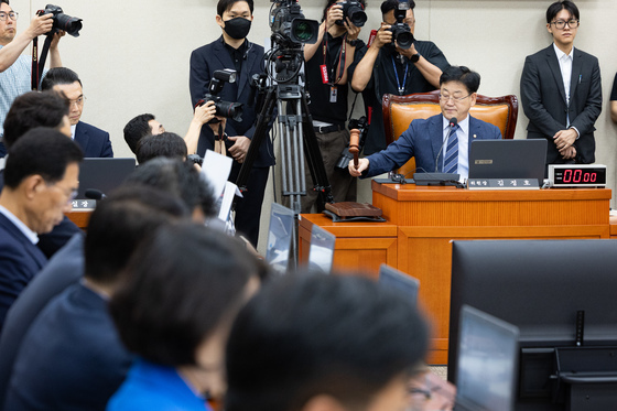 의사봉 두드리는 김정호 위원장