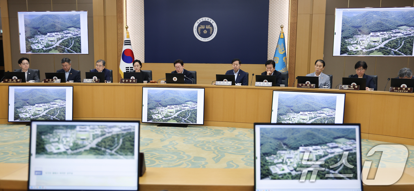 (세종=뉴스1) 허경 기자 = 이재명 대통령이 11일 정부세종청사에서 열린 국무회의에서 대통령 세종 집무실 건립 및 국가 상징 구역 조성 현황 계획을 보고 받고 있다. (청와대통신 …