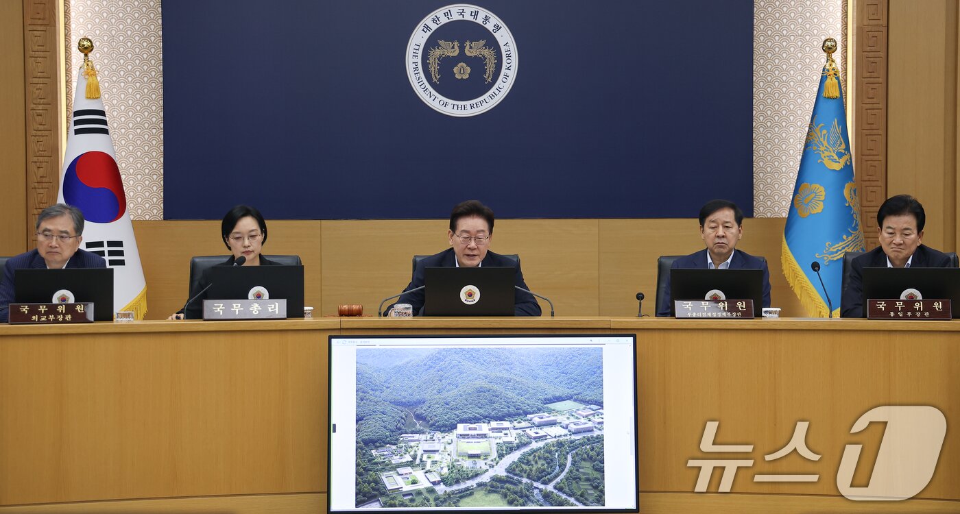본문 이미지 - 이재명 대통령이 11일 정부세종청사에서 열린 국무회의에서 대통령 세종 집무실 건립 및 국가 상징 구역 조성 현황 계획을 보고 받고 있다. (청와대통신사진기자단) 2026.8.11 ⓒ 뉴스1 허경 기자