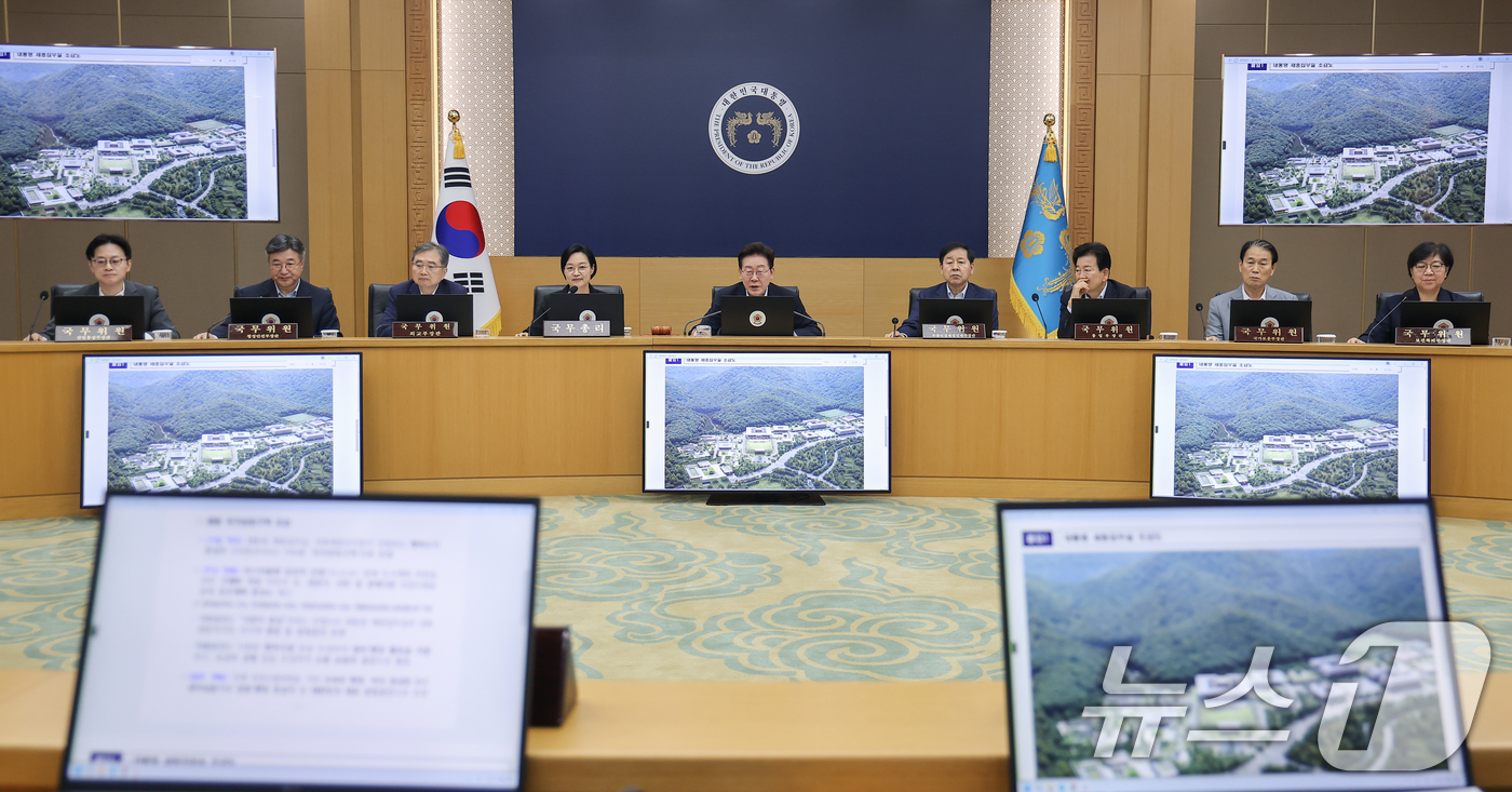 (세종=뉴스1) 허경 기자 = 이재명 대통령이 11일 정부세종청사에서 열린 국무회의에서 대통령 세종 집무실 건립 및 국가 상징 구역 조성 현황 계획을 보고 받고 있다. (청와대통신 …