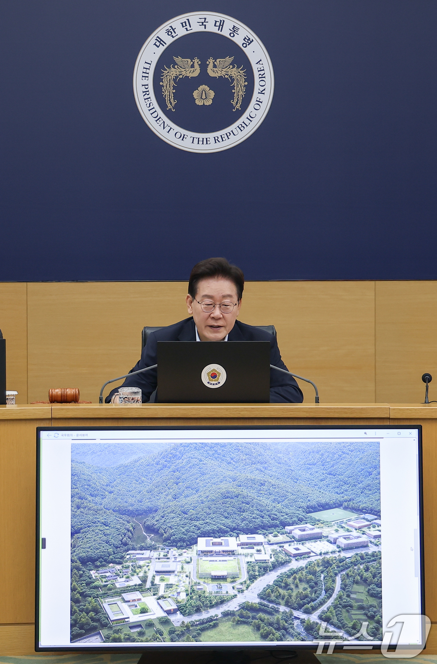 (세종=뉴스1) 허경 기자 = 이재명 대통령이 11일 정부세종청사에서 열린 국무회의에서 대통령 세종 집무실 건립 및 국가 상징 구역 조성 현황 계획을 보고 받고 있다. (청와대통신 …