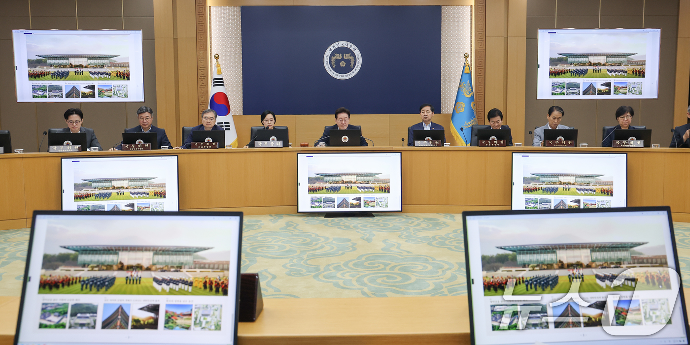 (세종=뉴스1) 허경 기자 = 이재명 대통령이 11일 정부세종청사에서 열린 국무회의에서 대통령 세종 집무실 건립 및 국가 상징 구역 조성 현황 계획을 보고 받고 있다. (청와대통신 …