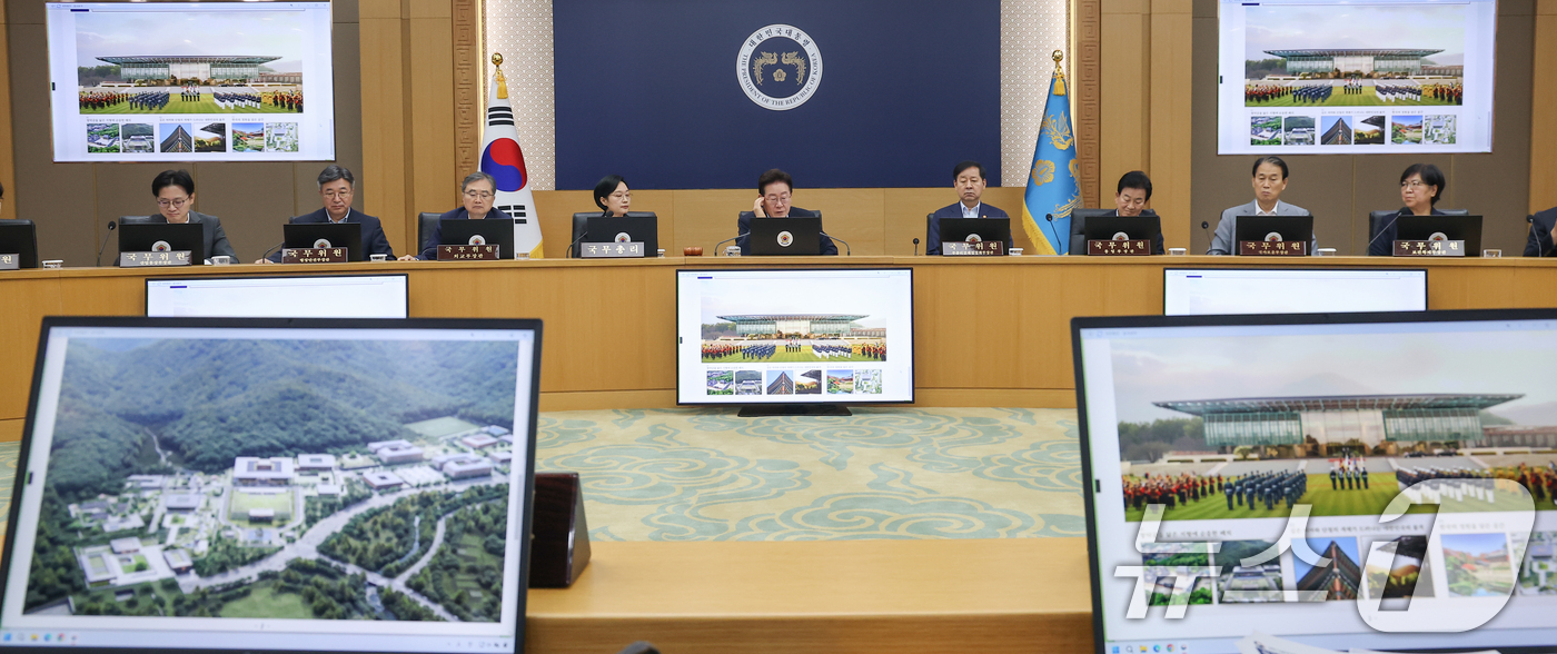 (세종=뉴스1) 허경 기자 = 이재명 대통령이 11일 정부세종청사에서 열린 국무회의에서 대통령 세종 집무실 건립 및 국가 상징 구역 조성 현황 계획을 보고 받고 있다. (청와대통신 …