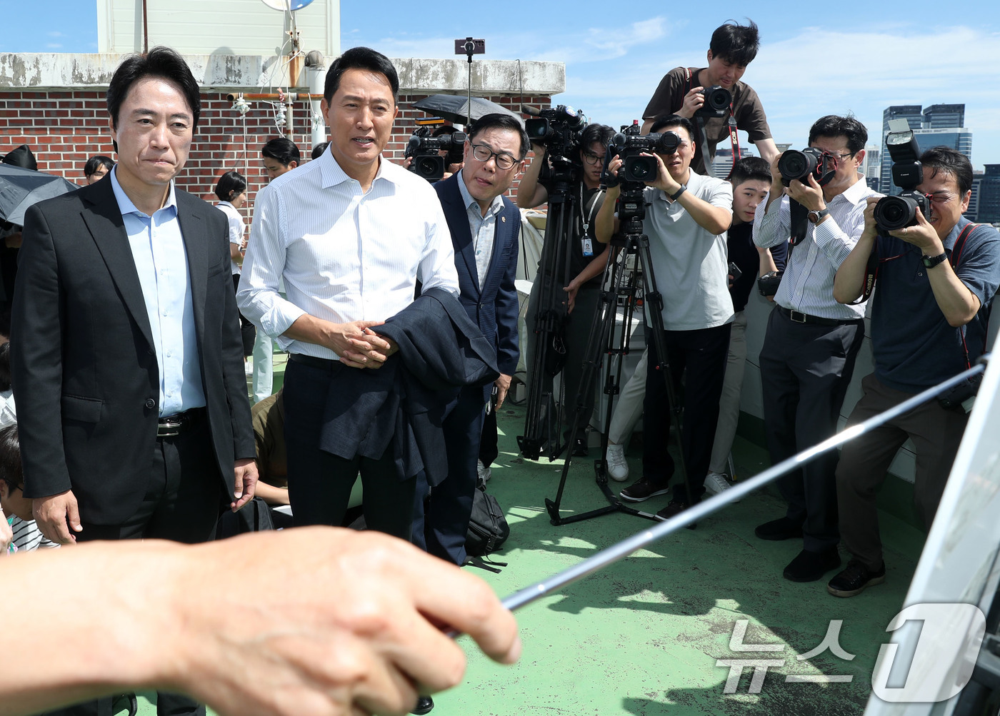 (서울=뉴스1) 김진환 기자 = 오세훈 서울시장이 11일 신속통합기획 재개발과 모아타운 등 주민이 선택한 민간정비사업이 추진 중인 서울 용산구 서계·청파동 일대를 방문, 현장을 둘 …