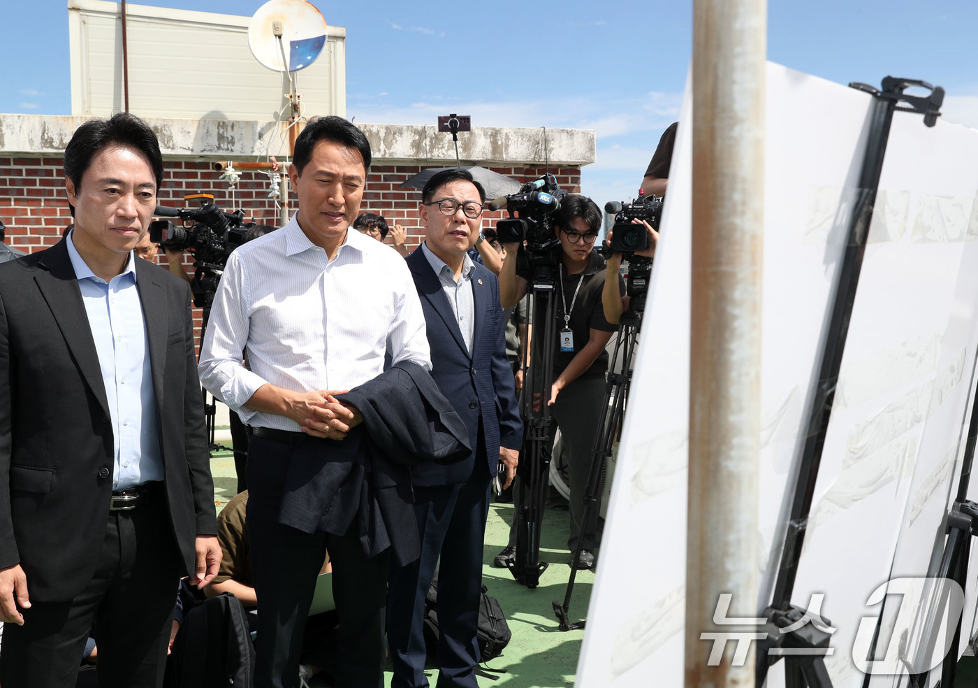 (서울=뉴스1) 김진환 기자 = 오세훈 서울시장이 11일 신속통합기획 재개발과 모아타운 등 주민이 선택한 민간정비사업이 추진 중인 서울 용산구 서계·청파동 일대를 방문, 현장을 둘 …