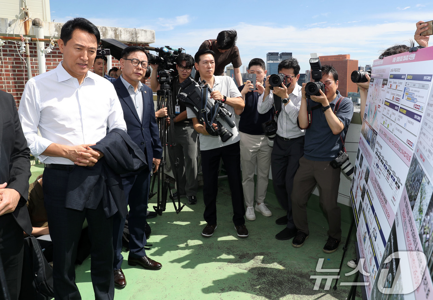 (서울=뉴스1) 김진환 기자 = 오세훈 서울시장이 11일 신속통합기획 재개발과 모아타운 등 주민이 선택한 민간정비사업이 추진 중인 서울 용산구 서계·청파동 일대를 방문, 현장을 둘 …