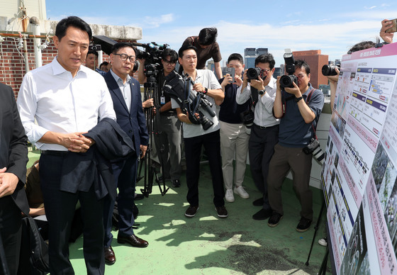 오세훈 서울시장, 용산 서계·청파 정비 사업지 방문