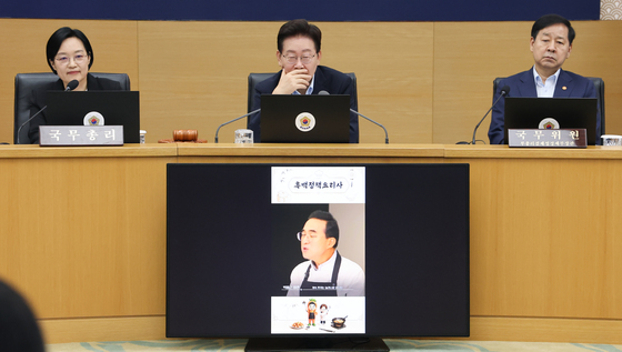 영상자료 시청하는 이재명 대통령